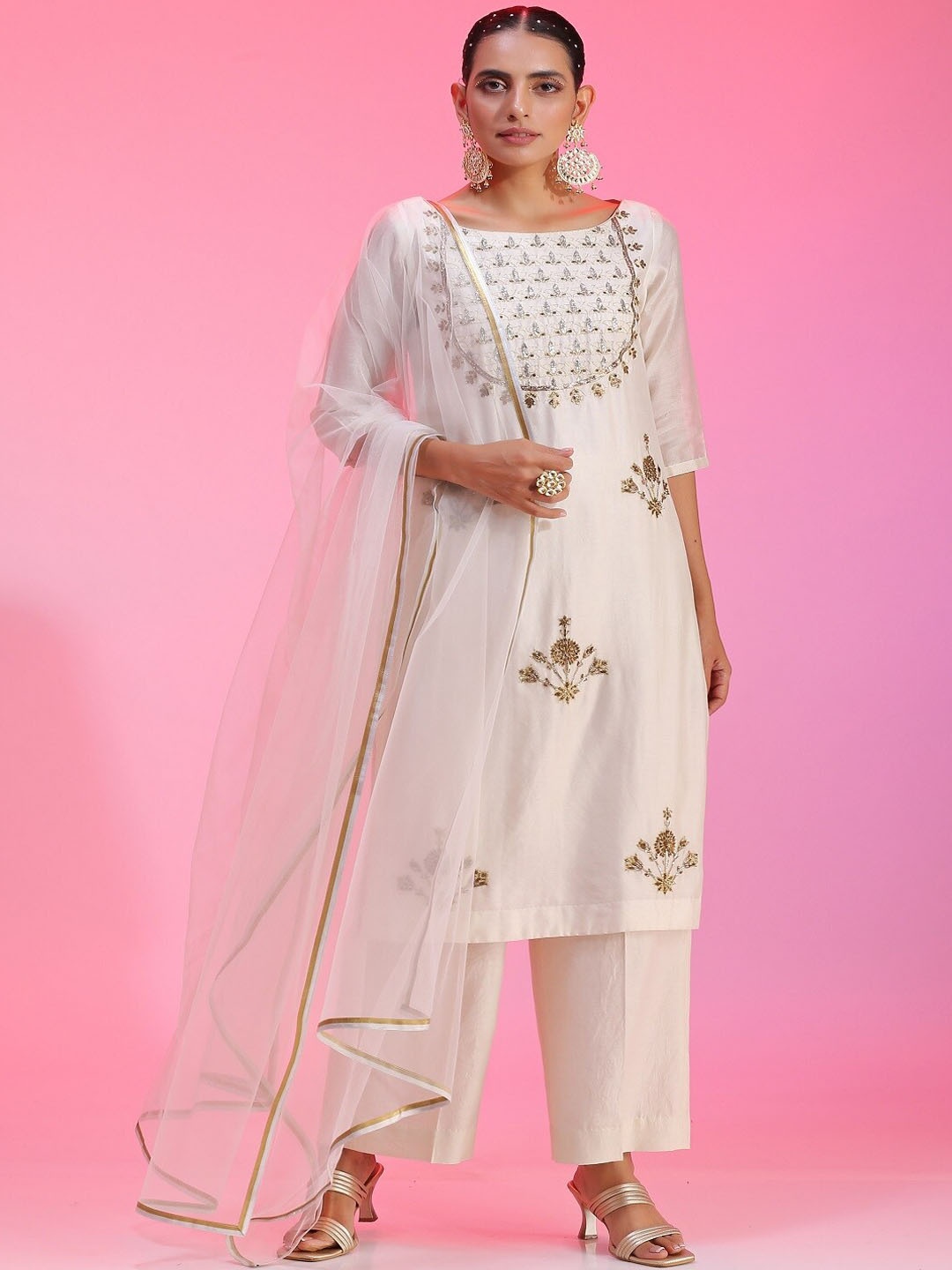 

KUDI PATAKA Women Floral Embroidered Regular Thread Work Kurta Sets, White
