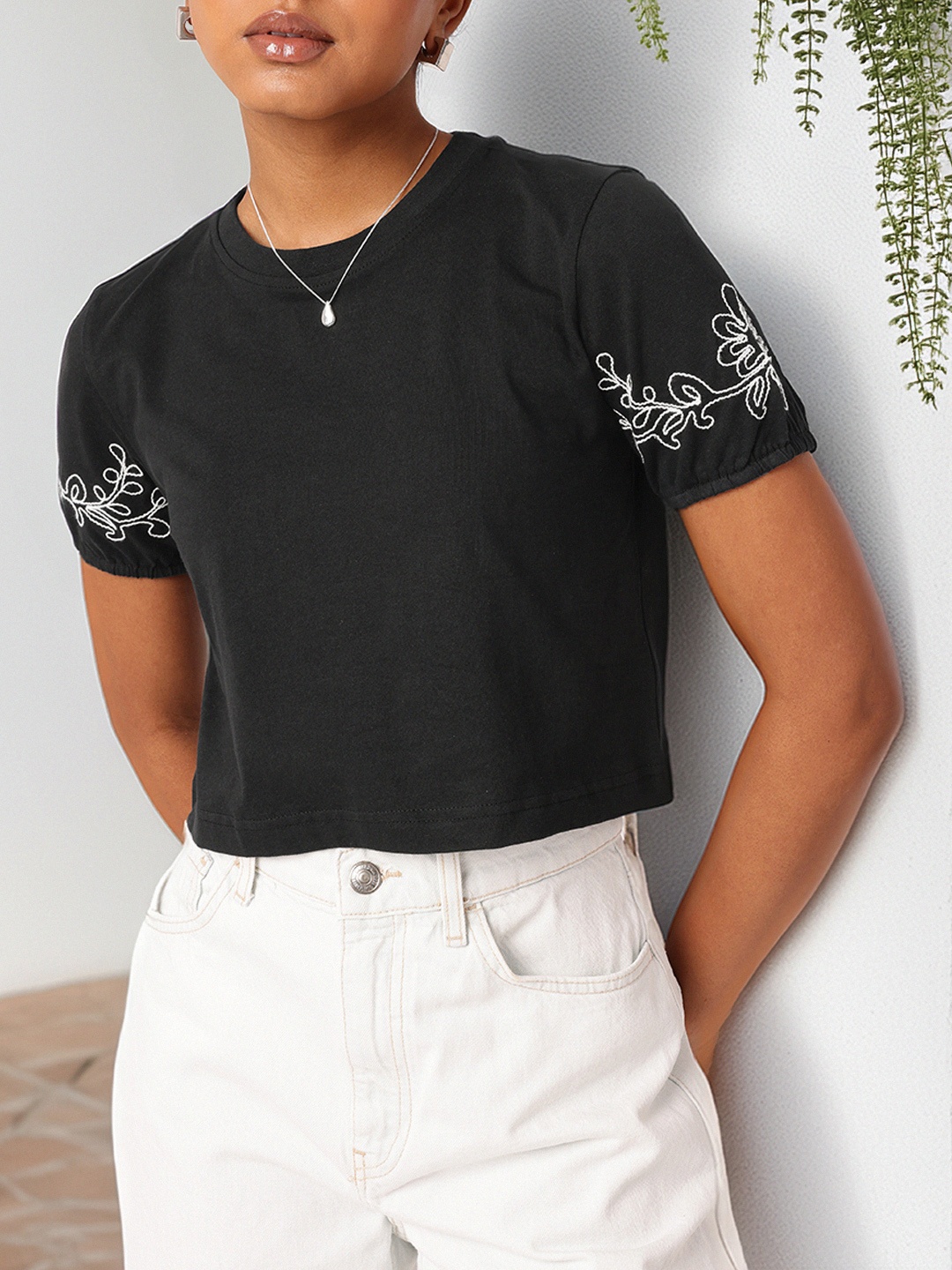 

DressBerry Cute Exquisite Embroidery Crop Top, Black