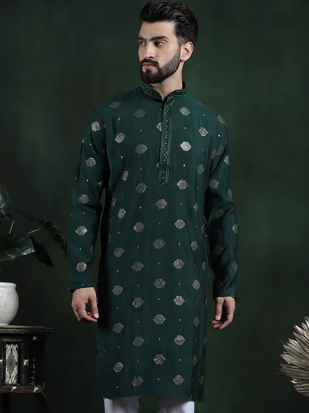 

SOJANYA Geometric Embroidered Mandarin Collar Sequinned Straight Kurta, Green