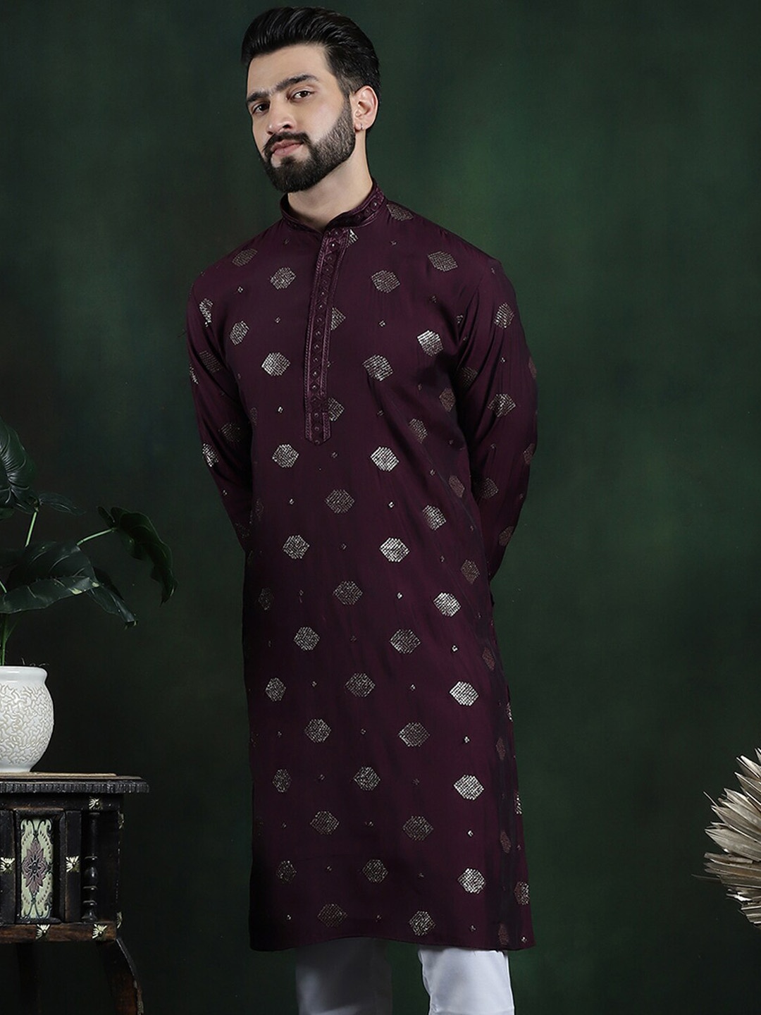 

SOJANYA Ethnic Motifs Embroidered Mandarin Collar Sequinned Straight Kurta, Maroon