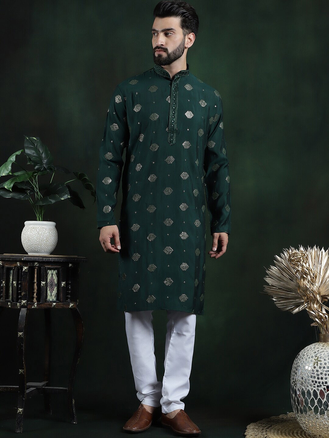 

SOJANYA Men Embroidered Regular Sequinned Kurta with Churidar, Green