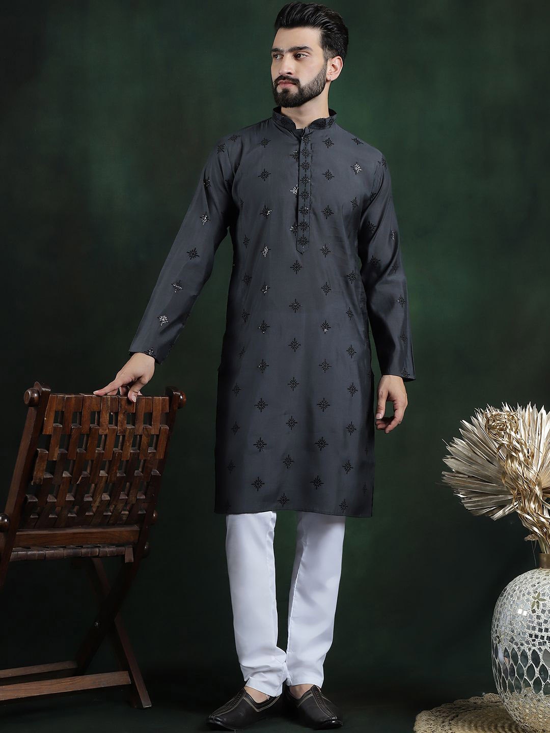 

SOJANYA Men Ethnic Motifs Embroidered Regular Sequinned Kurta with Churidar, Grey