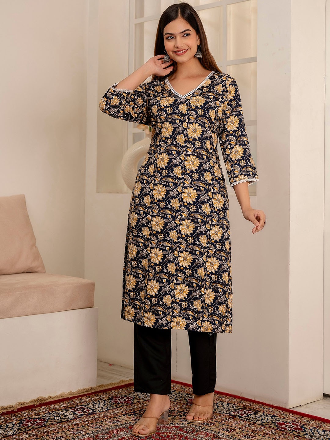 

Veshviti Floral Printed V-Neck Kurta with Trousers, Black