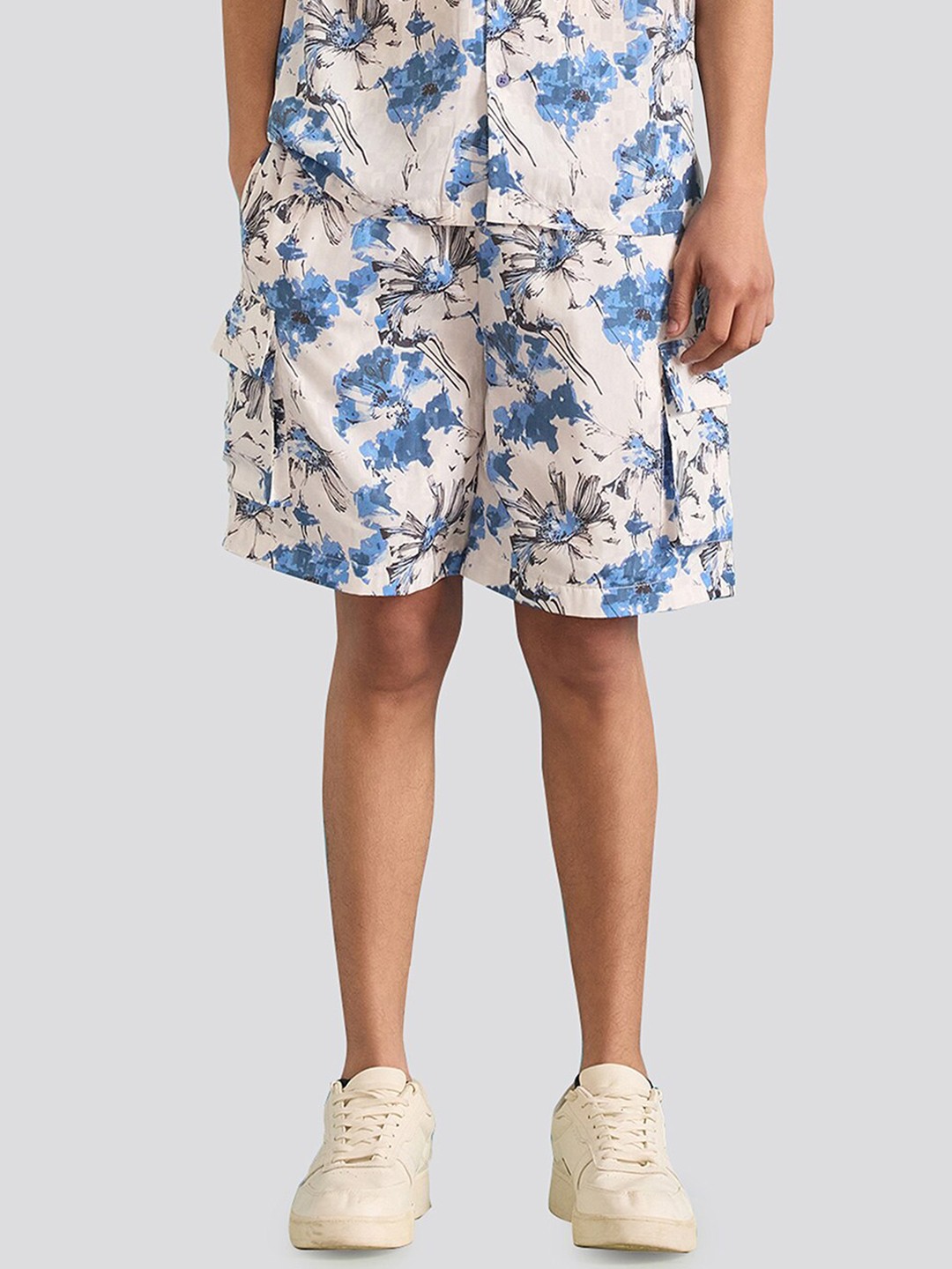 

Muvazo Men Floral Printed Shorts, Blue