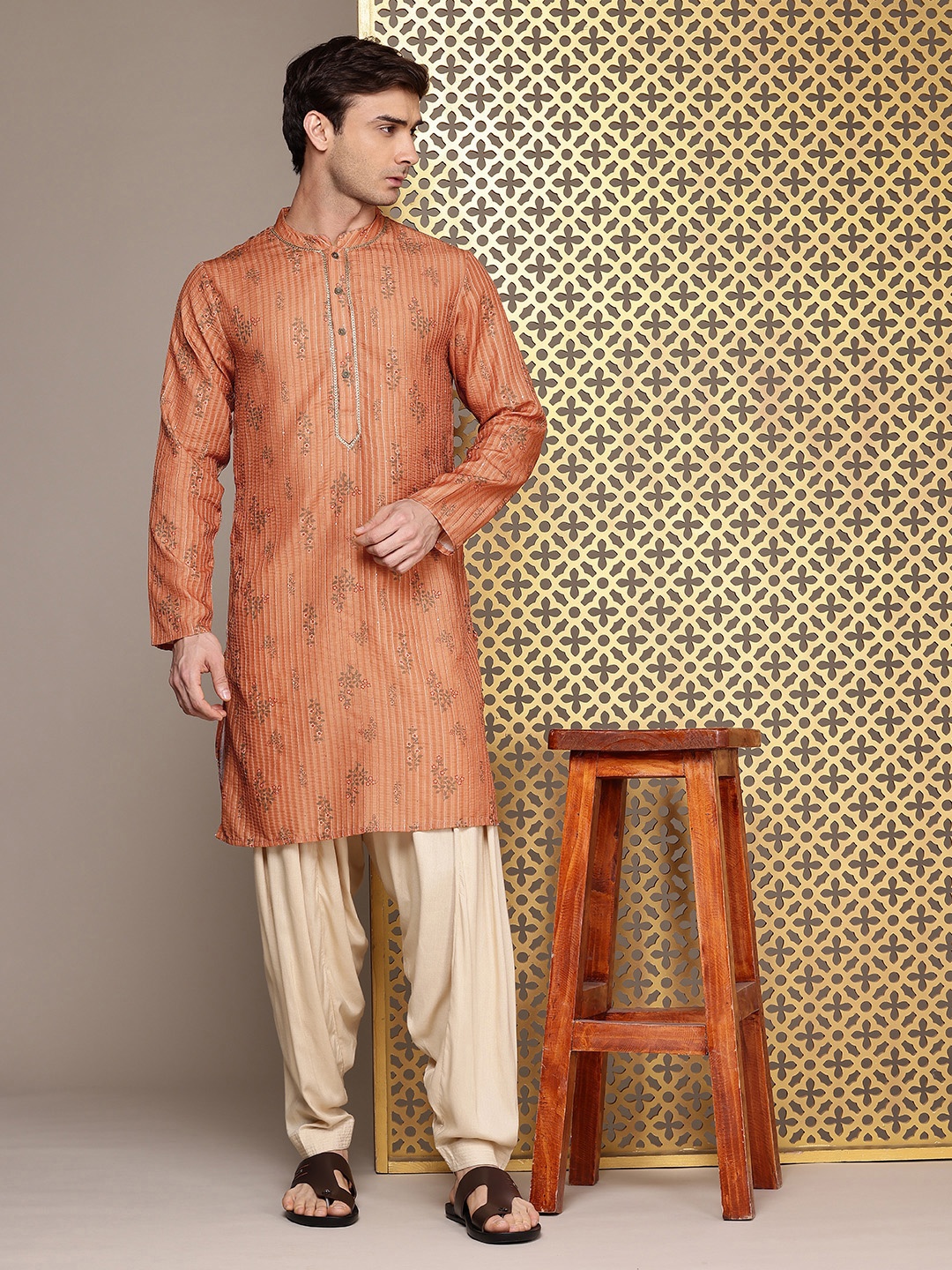 

House of Pataudi Floral Embellished Sequinned Floral Jashn Kurta, Brown