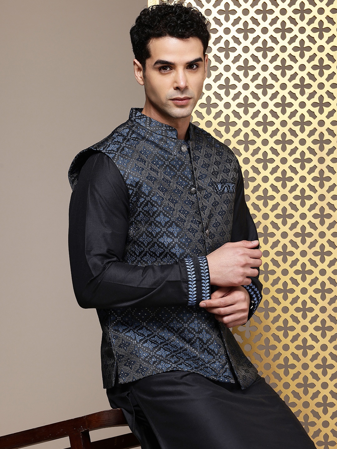 

House of Pataudi Men Jashn Kurta With Trousers & Ethnic Motifs Thread Work Nehru Jacket, Black