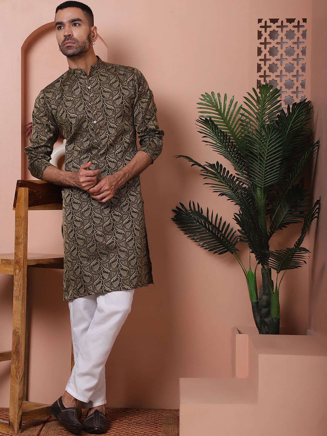 

Jompers Paisley Printed Regular Kurta with Pyjamas, Black