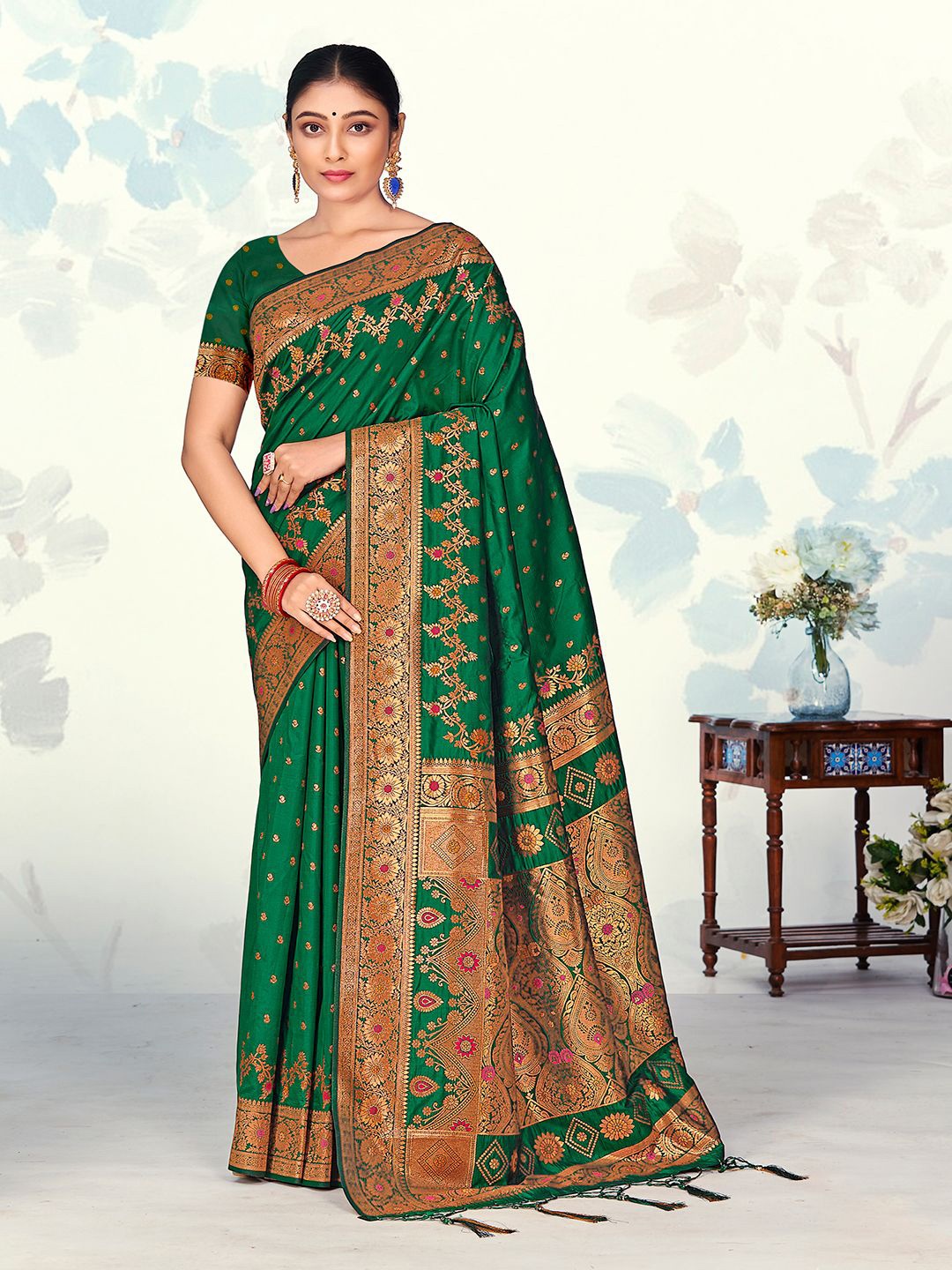 

SANGAM PRINTS Woven Design Zari Silk Blend Tussar Saree, Green