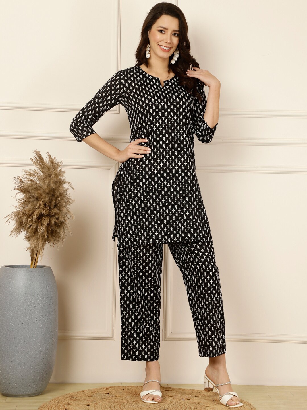 

antaran Women Ethnic Motifs Printed Pure Cotton Co-Ords Set, Black