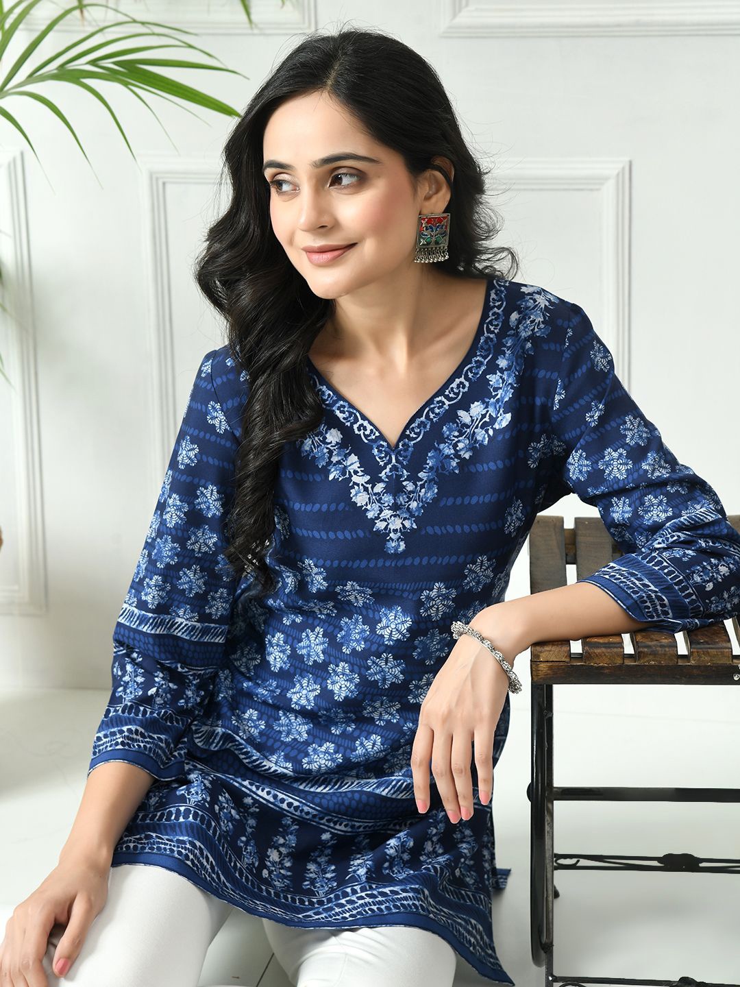 

MEESAN Floral Printed V-Neck Straight Kurti, Blue
