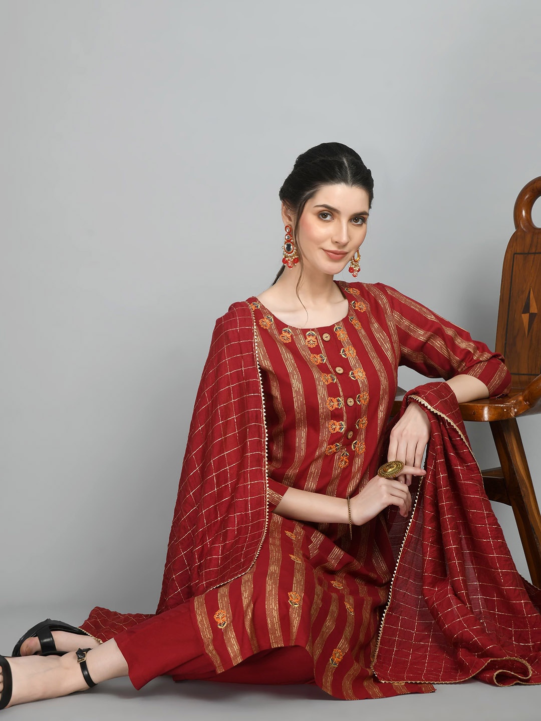 

DOISA Embroidered Round Neck Three-Quarter Sleeves Kurta with Trousers & Dupatta, Red