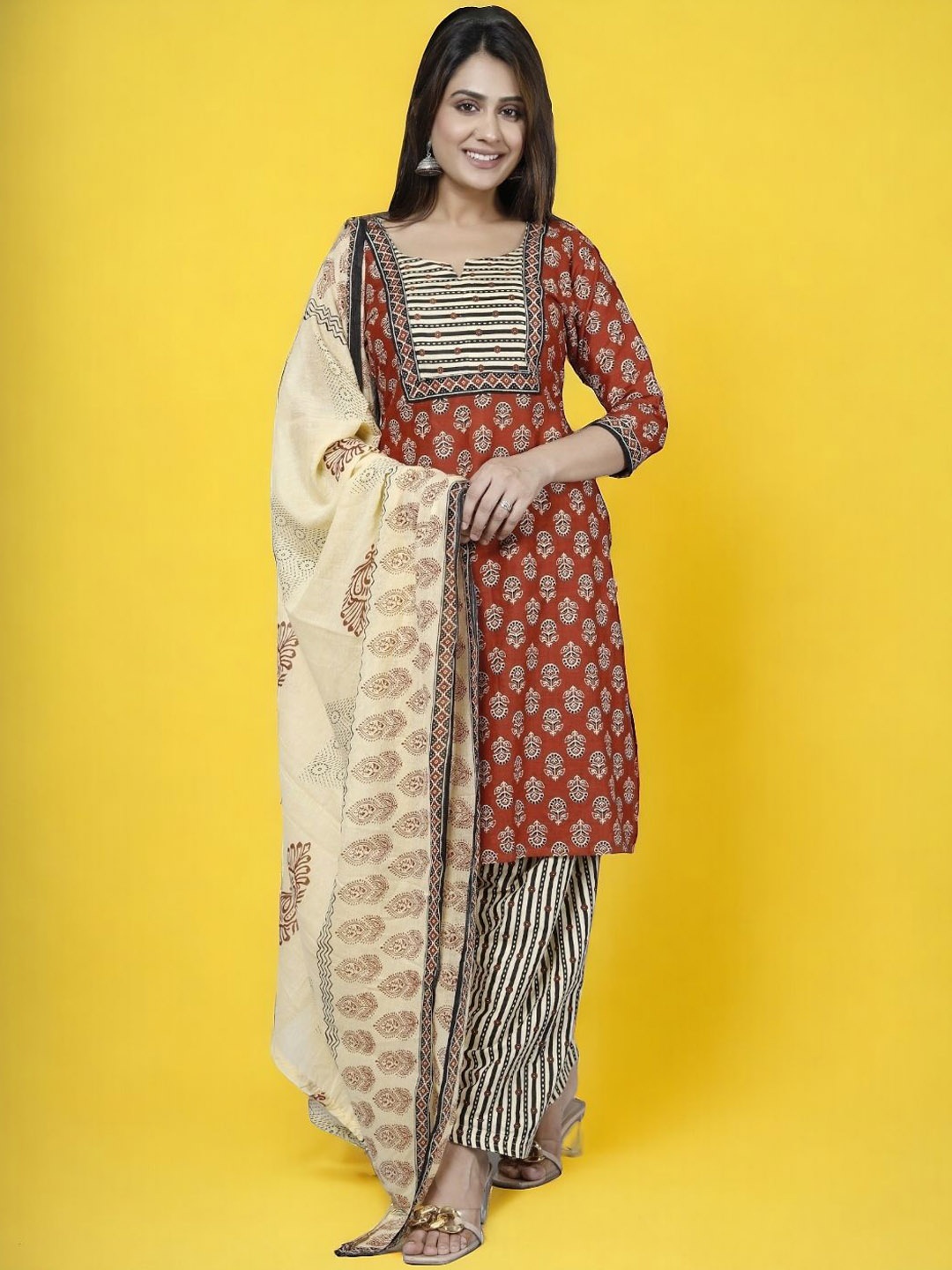 

Jevi Prints Ethnic Motifs Printed Regular Pure Cotton Kurta with Patiala & Dupatta, Red