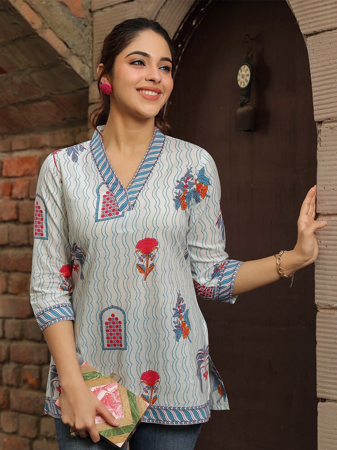 

Rain & Rainbow Women Ethnic Motifs Printed V-Neck Kurti, Blue