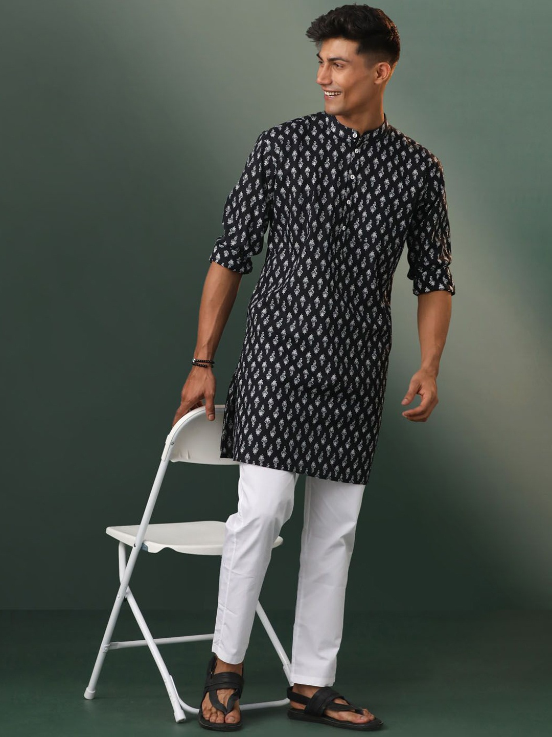 

VASTRAMAY Floral Printed Pure Cotton Straight Kurta With Trousers, Black