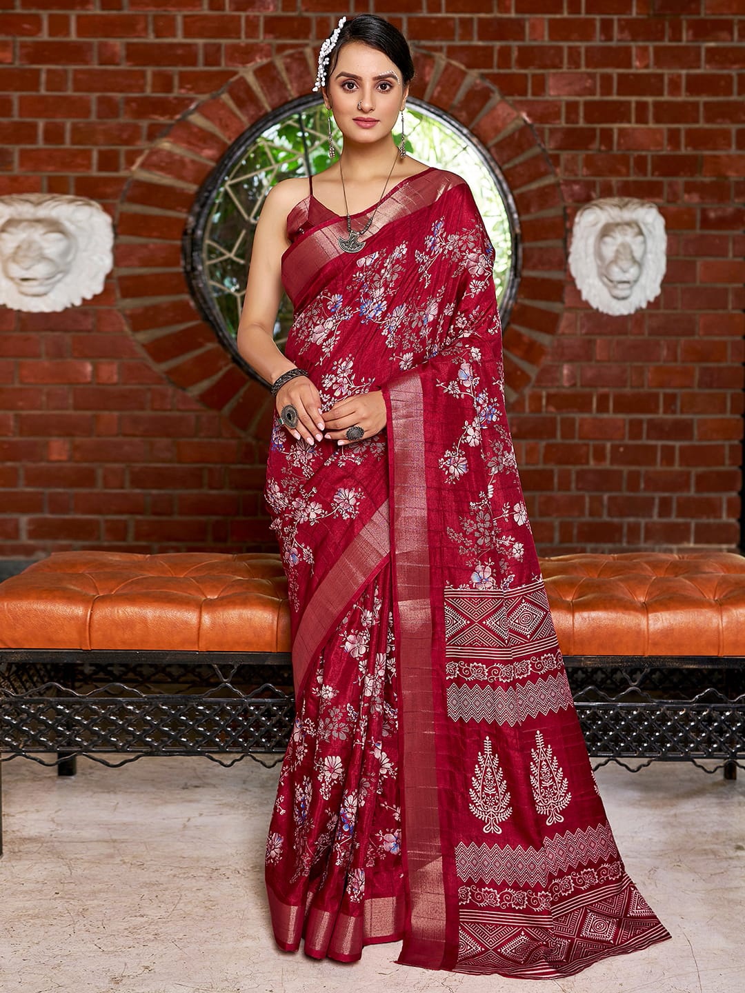 

Satrani Floral Printed Saree, Maroon