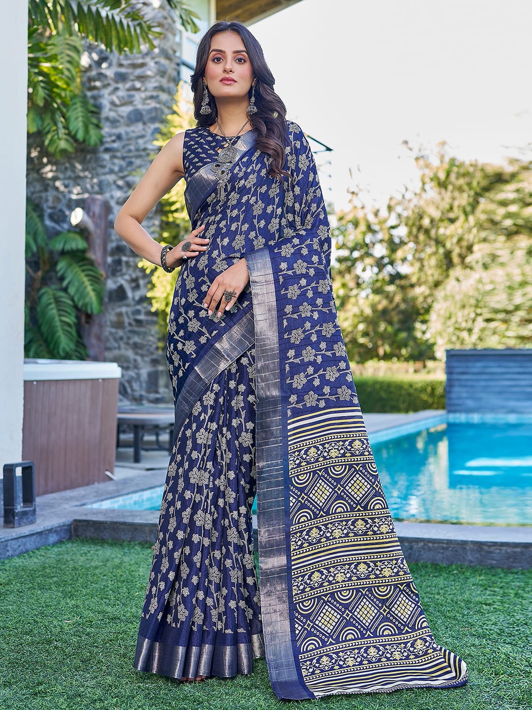 

Satrani Floral Zari Silk Blend Saree With Blouse Piece, Navy blue