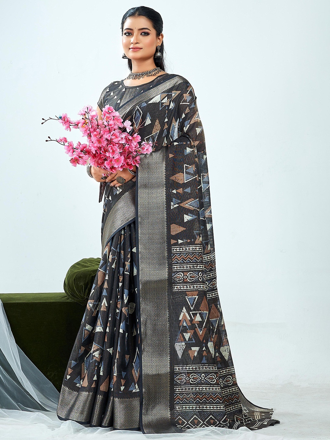 

VD PRINTS Zari Silk Cotton Block Print Saree, Black