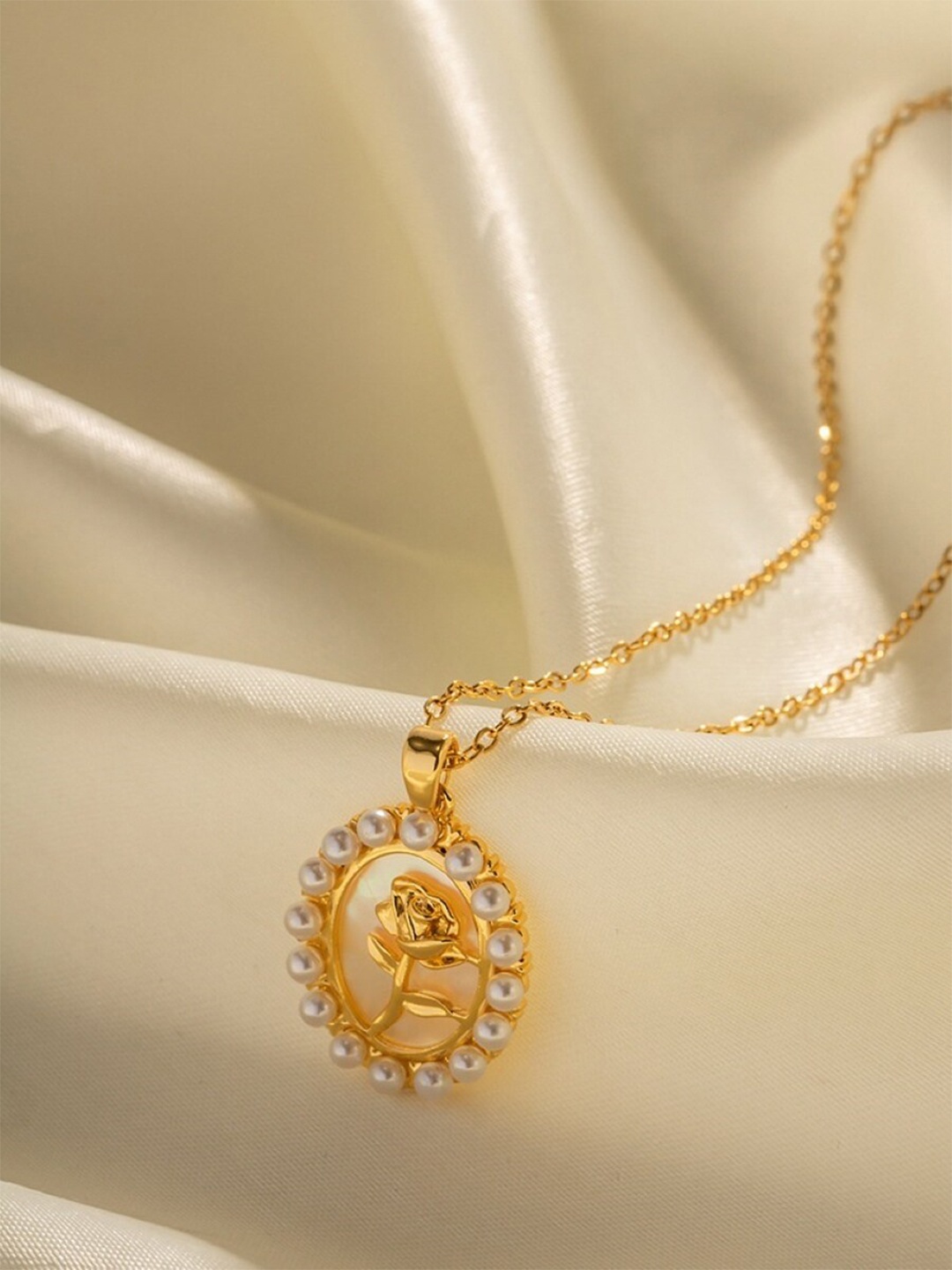 

EL REGALO Gold-Plated Floral Pendant with Chain