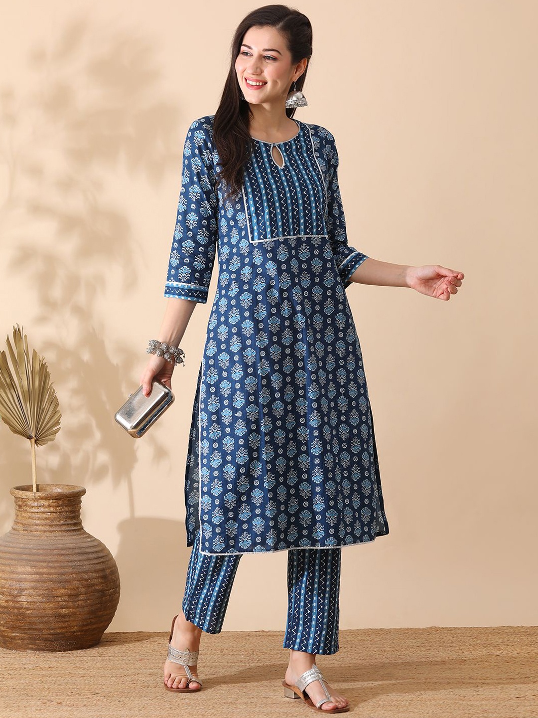 

Globus Keyhole Neck Allover Ethnic Print Straight Kurta & Pants Workwear Set, Blue