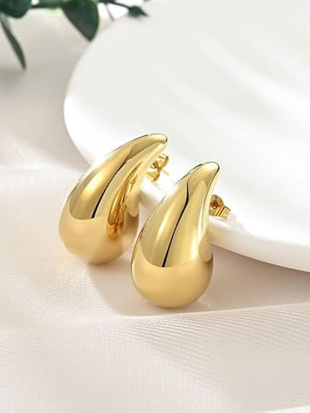

EL REGALO Contemporary Studs Earrings, Gold