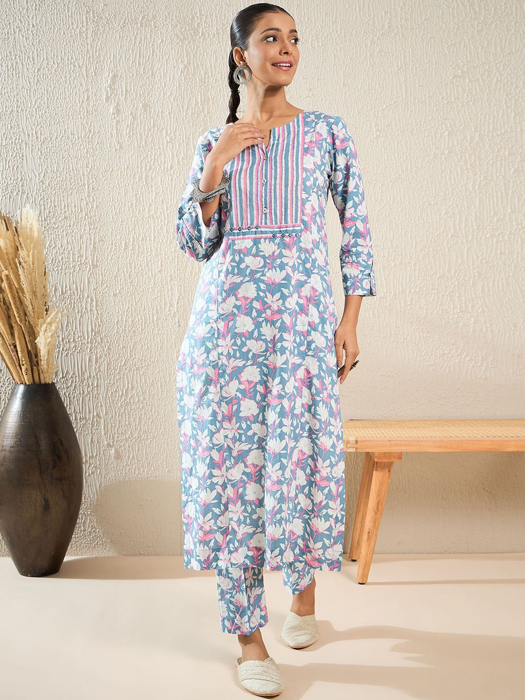 

STADO Floral Printed Mandarin Collar Regular Kurta & Trousers, Blue