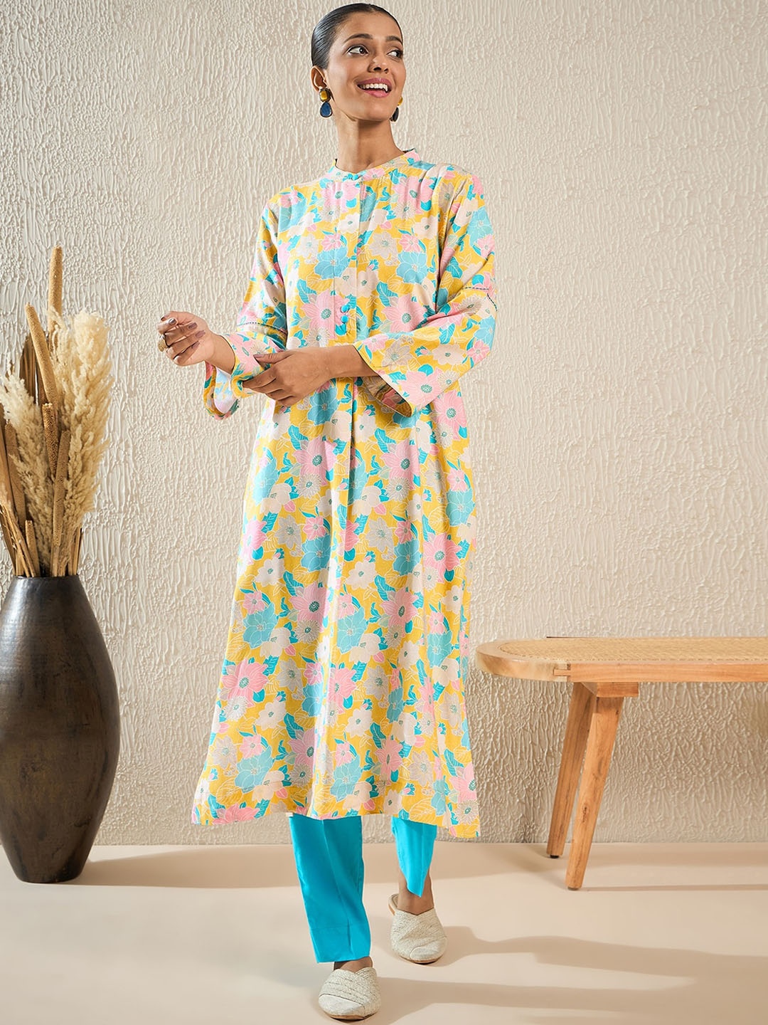 

STADO Floral Printed Mandarin Collar Regular Kurta & Trousers, Yellow