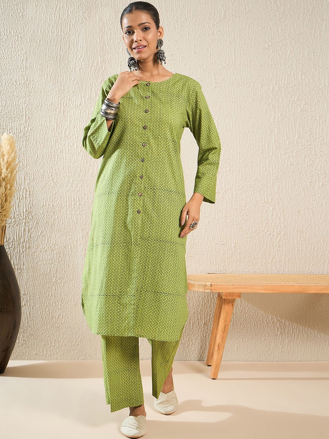 

STADO Geometric Printed Regular Kurta & Trousers, Green