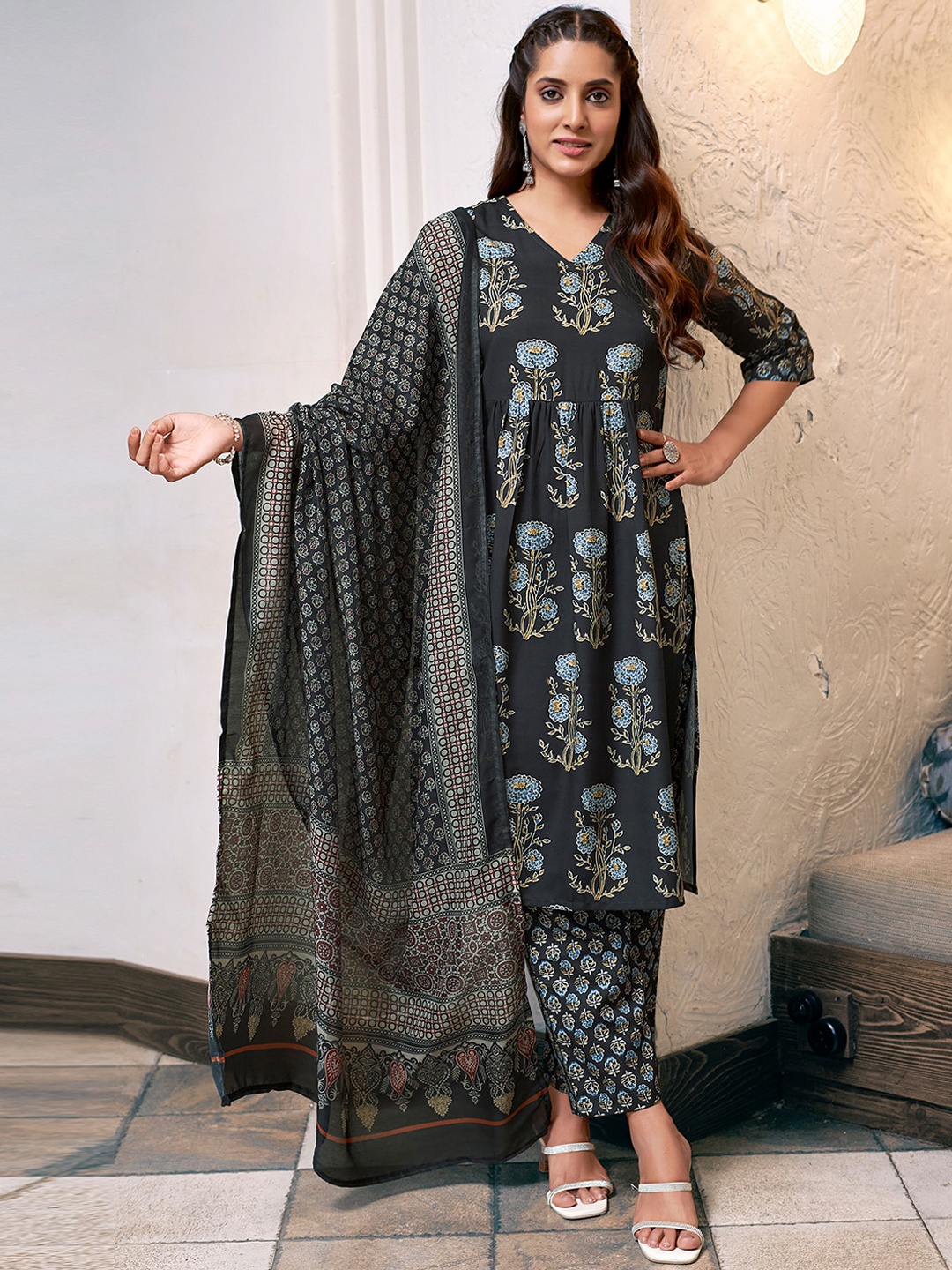

KALINI Women Floral Printed Regular Kurta with Trousers & With Dupatta, Grey