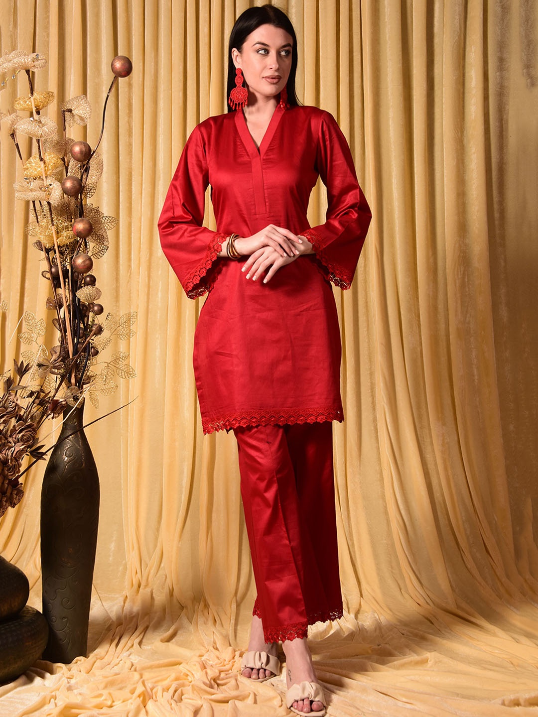 

Laalzari V-Neck & Long Sleeves Kurta With Trousers, Red