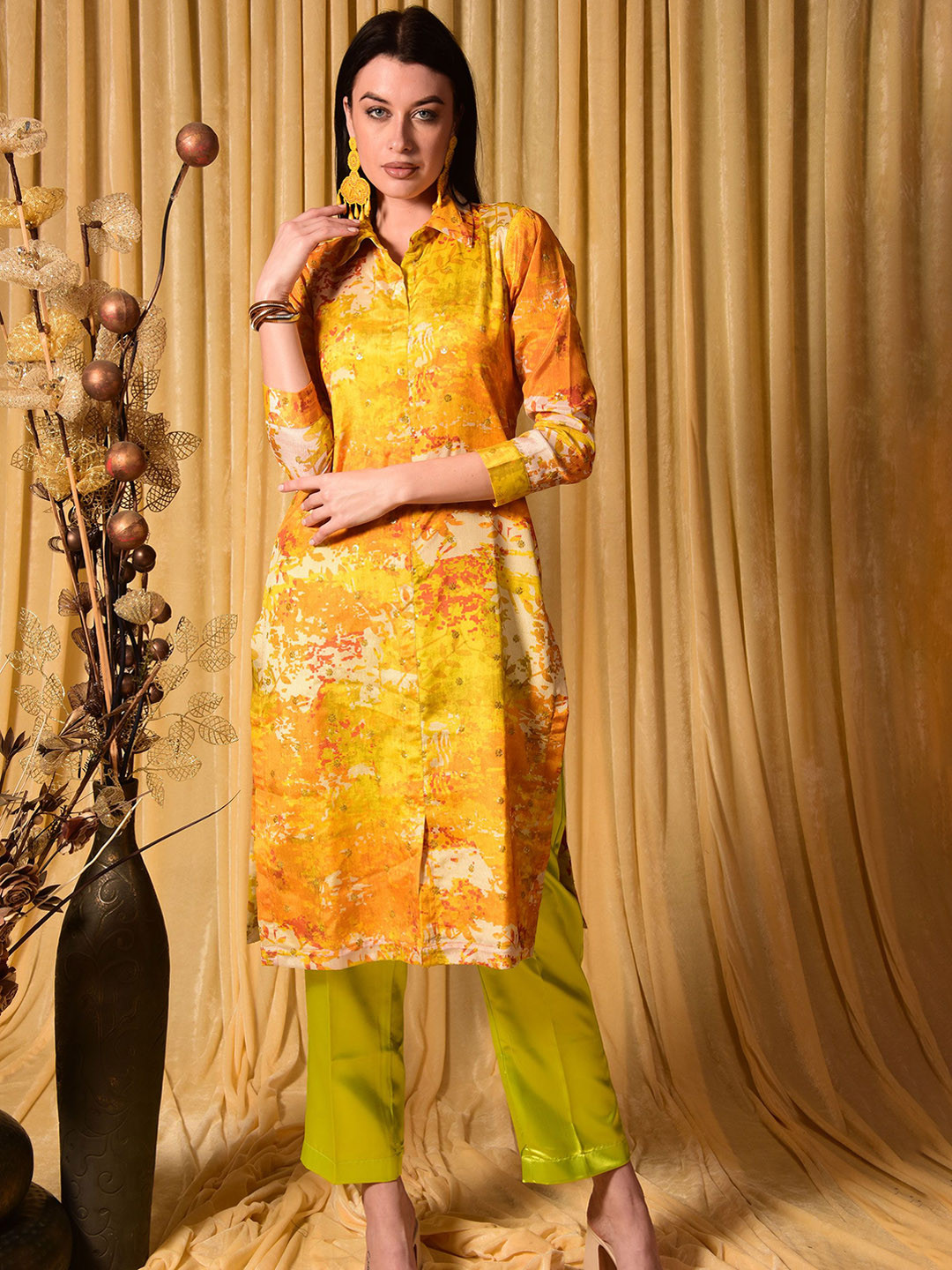 

Laalzari Printed Shirt Collar Kurta With Trousers, Yellow