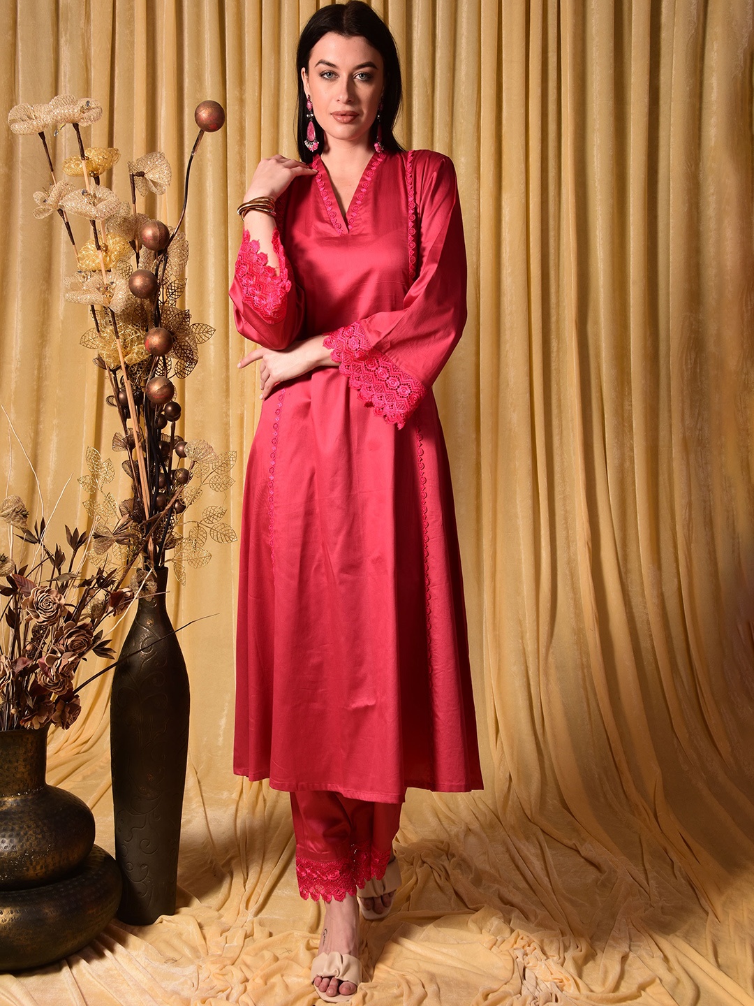 

Laalzari V-Neck & Long Sleeves Kurta With Trousers, Pink