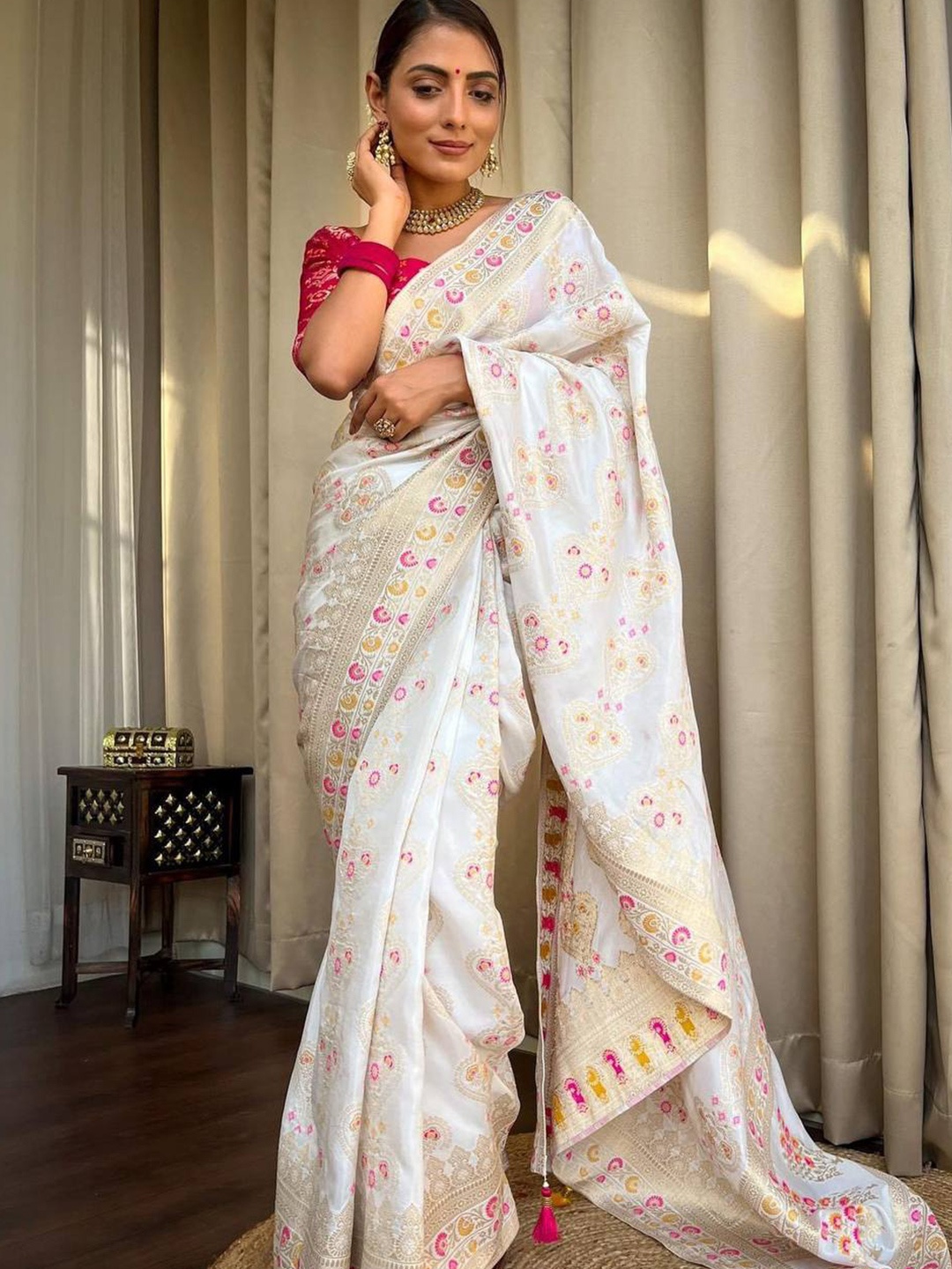 

REALLTREND Ethnic Motifs Zari Pure Silk Kanjeevaram Saree, White