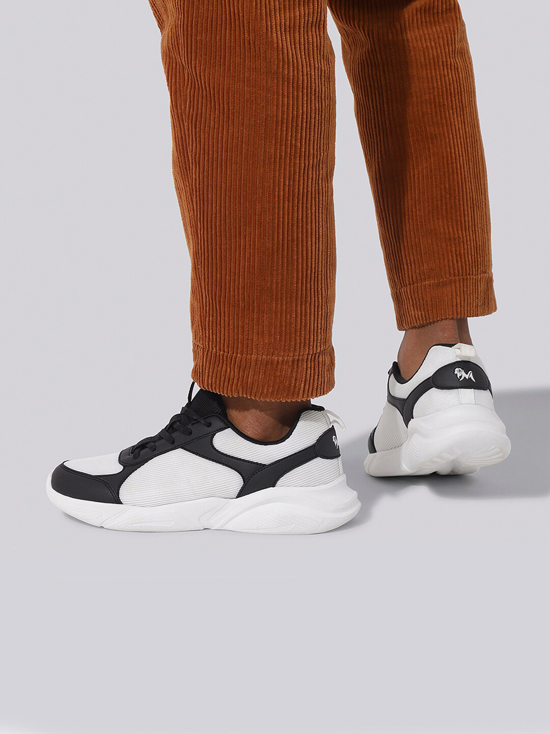 

NEEMANS Men Colourblocked Sneakers, Black