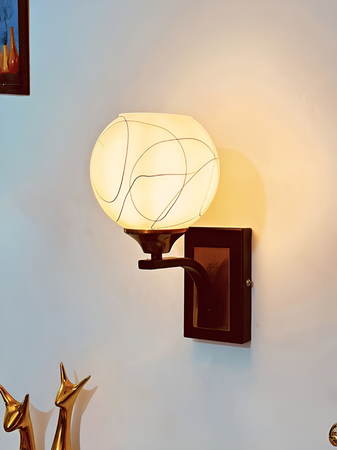 

Cruv Gold-Toned & white Abstract Printed Spherical Shaped Contemporary Metal Wall Lamp