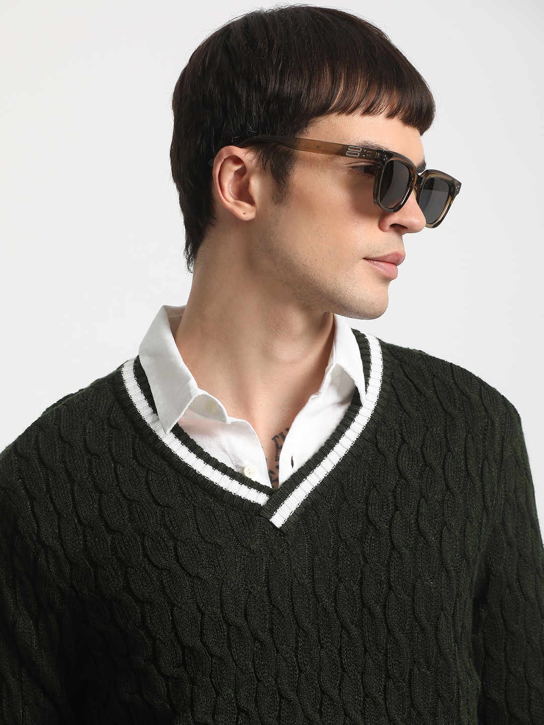 

THE BEAR HOUSE Men Self Design V-Neck Long Sleeves Slim Fit T-shirt, Green