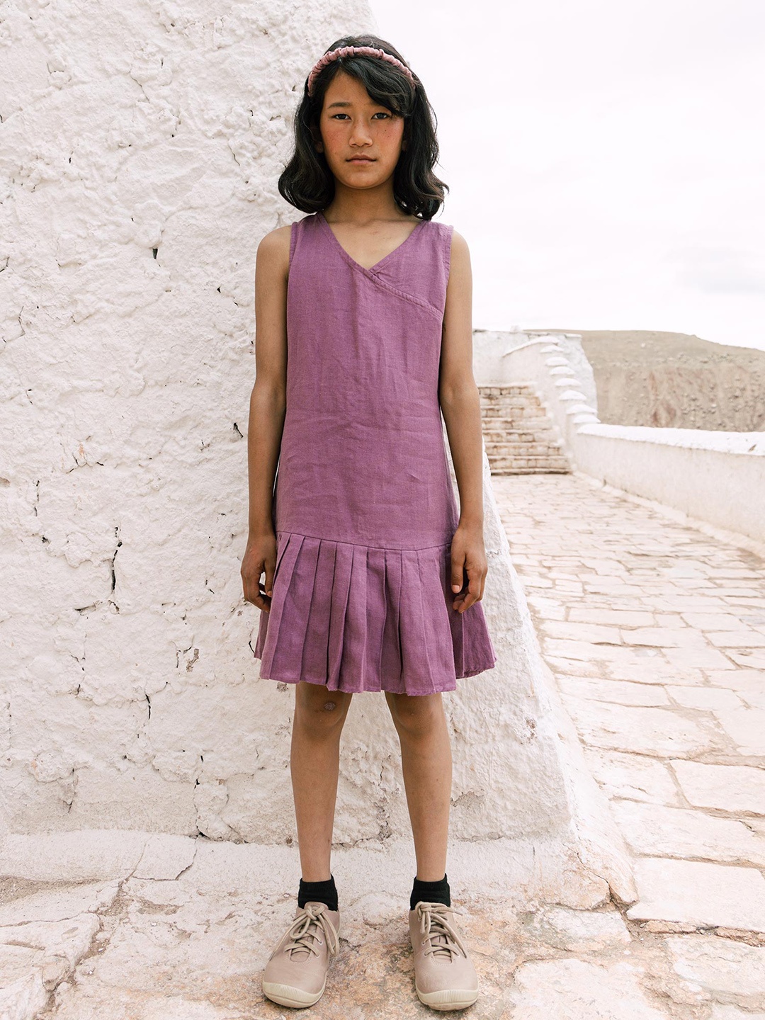 

CHI LINEN CLOTHING Girls V-Neck Drop-Waist Dress, Na