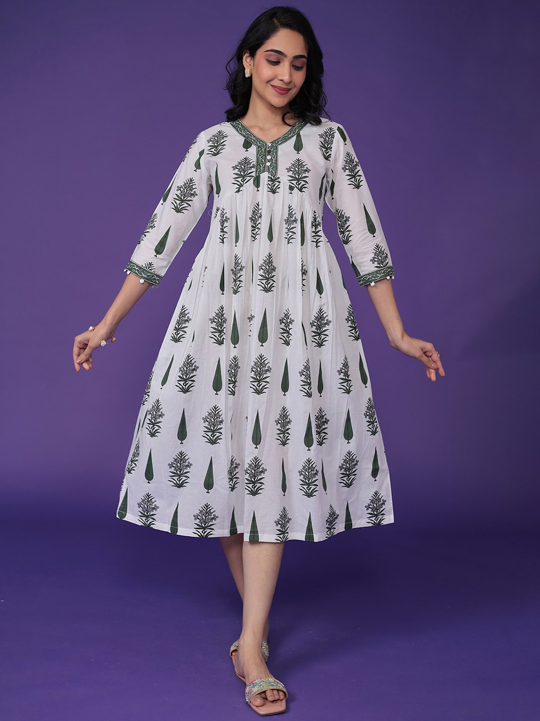 

ZARI Women Floral Printed Thread Work Kurta, Green
