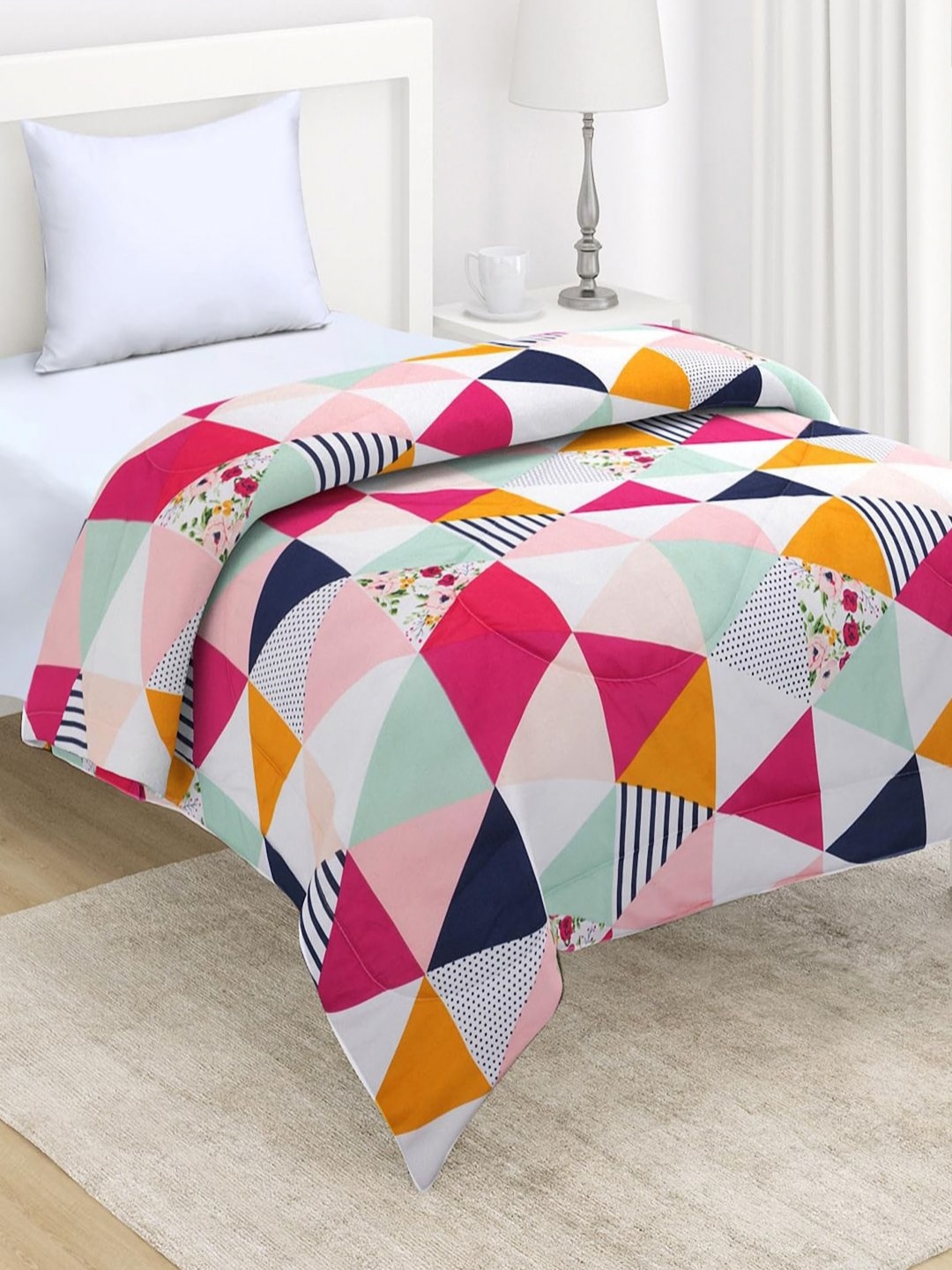 

HOKIPO Pink & White Geometric Printed AC Room 220 GSM Reversible Single Bed Comforter