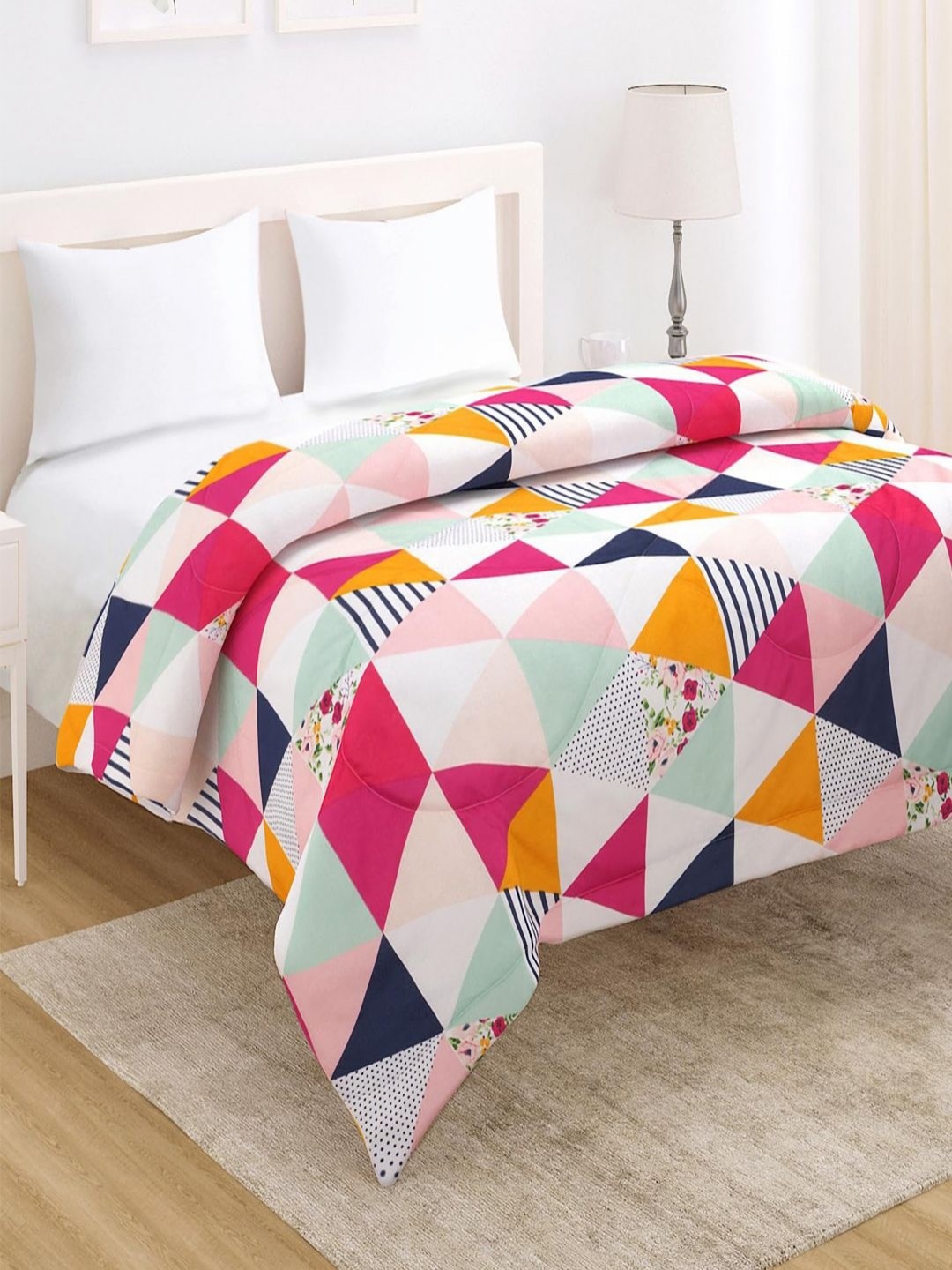 

HOKIPO White & Pink Geometric Microfiber AC Room 210 GSM Double Bed Comforter