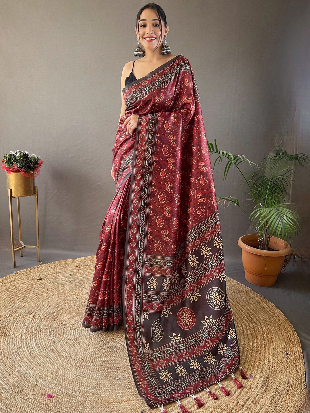 

Munir Ethnic Motifs Art Silk Saree, Red