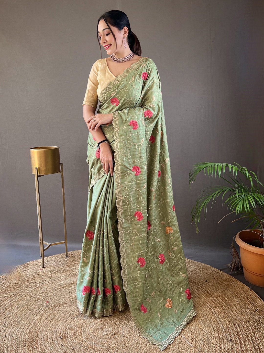 

Munir Ethnic Motifs Embroidered Saree, Green