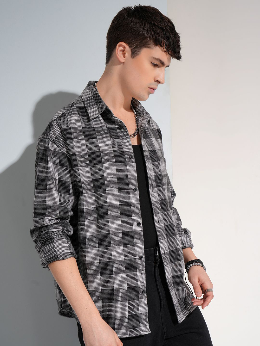 

HIGHLANDER Men Textured Dobby Checked Oversized Shirt, Grey