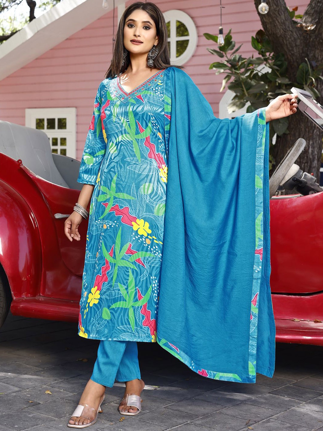 

White World Women Floral Printed Regular Kurta with Trousers & With Dupatta, Blue