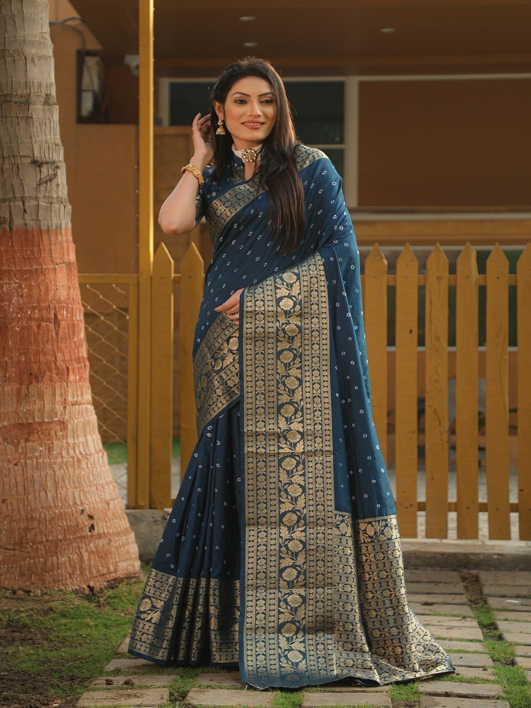 

WELL TEX Woven Design Zari Silk Blend Bandhani Saree, Navy blue