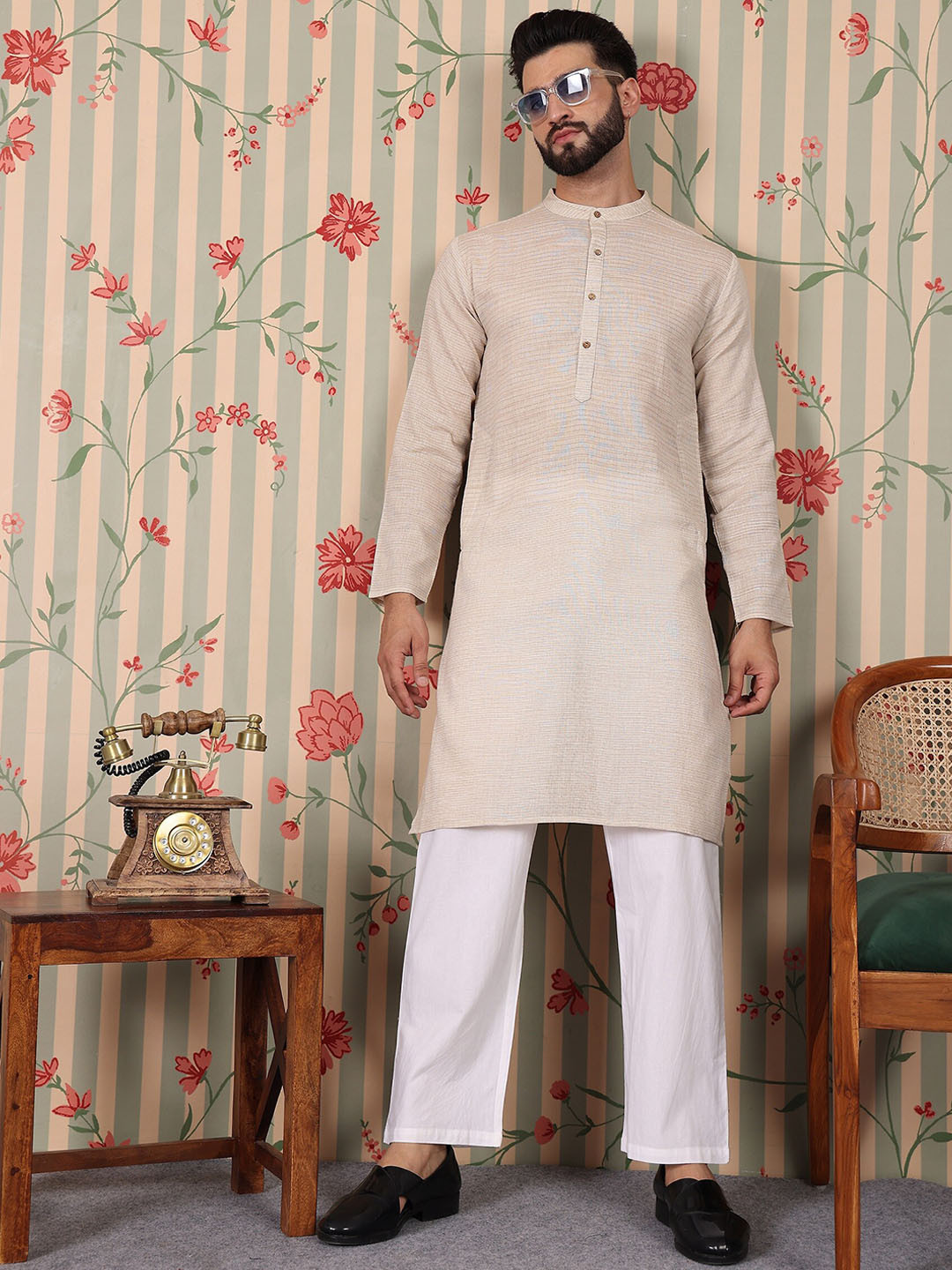 

Ode by House of Pataudi Men Solid Kurta, Beige