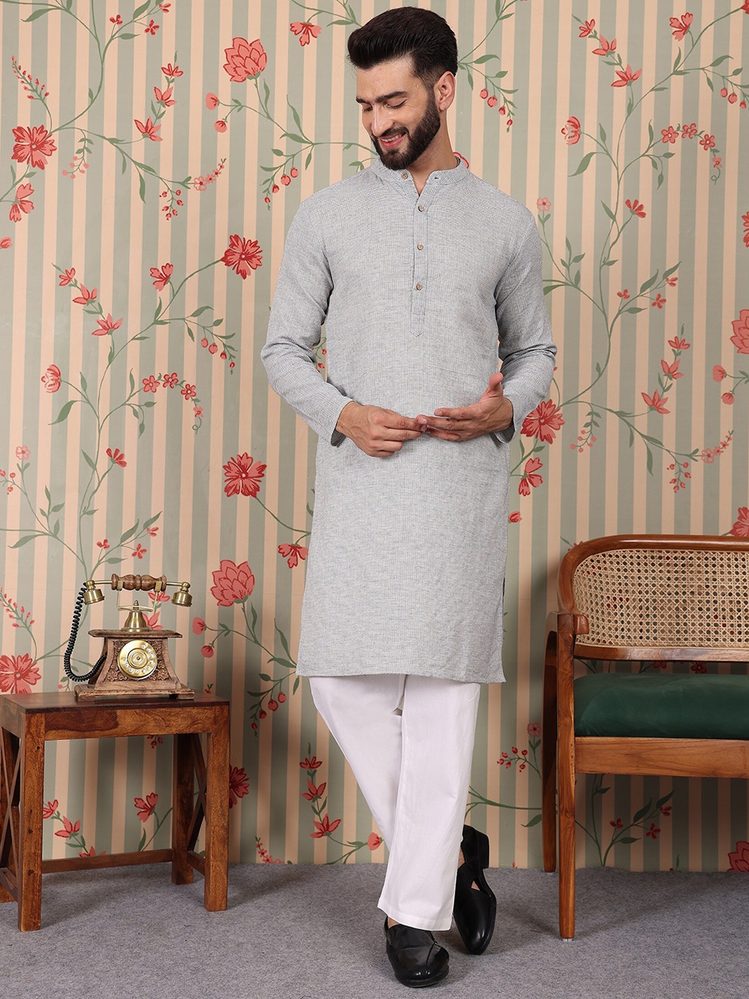 

Ode by House of Pataudi Men Solid Dobby Kurta, Blue