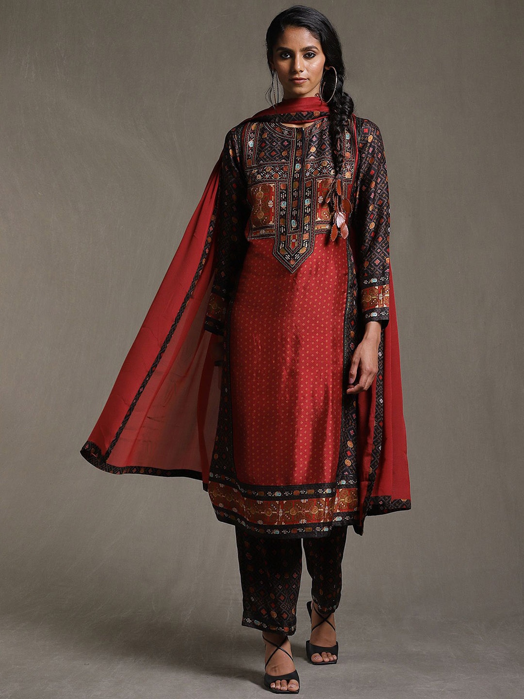 

Ritu Kumar Women Geometric Printed Regular Pure Silk Kurta with Trousers & With Dupatta, Burgundy