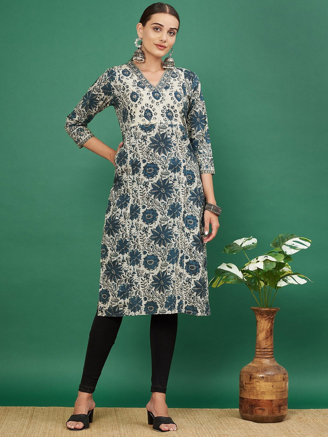 

Vbuyz Women Floral Printed Thread Work Floral Kurta, Blue