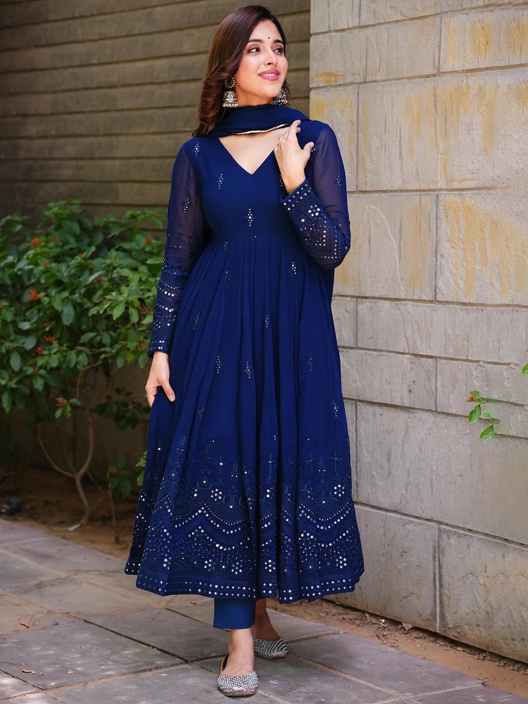 

VAANI CREATION Women Ethnic Motifs Embroidered Regular Sequinned Kurta with Harem Pants & With Dupatta, Navy blue