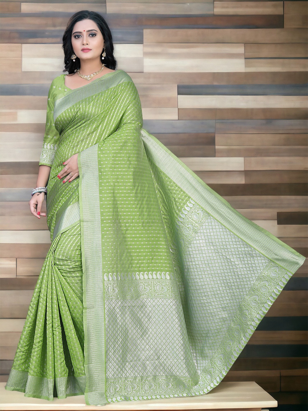 

CARTYSHOP Woven Design Zari Silk Blend Banarasi Saree, Green